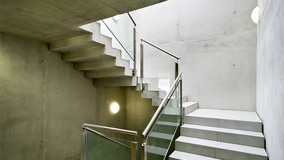 Bulkhead an einer Wand im Treppenhaus