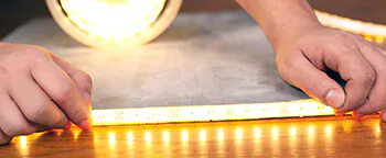 LED-Streifen wird per Klebestreifen angebracht